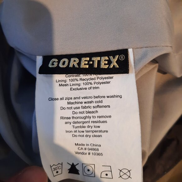 Mountain Equipment Co-op (MEC) - Gore-Tex Jacket - Women's Medium - Picture 13 of 16